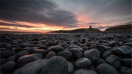 simsearch:841-08421292,k - Dawn light reflecting on the rocks at Dunstanburgh Castle on the North East Coast, Northumberland, England, United Kingdom, Europe Photographie de stock - Premium Libres de Droits, Code: 6119-09156580