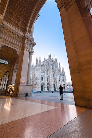 simsearch:6119-09161784,k - Man looks towards Milan Cathedral (Duomo) from Galleria Vittorio Emanuele II, Milan, Lombardy, Italy, Europe Foto de stock - Royalty Free Premium, Número: 6119-09161694