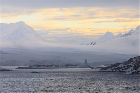 sunrise clouds - Sunrise over misty mountains, tidewater glaciers and icebergs, Anvers Island, Antarctic Peninsula, Antarctica, Polar Regions Foto de stock - Sin royalties Premium, Código: 6119-09161615