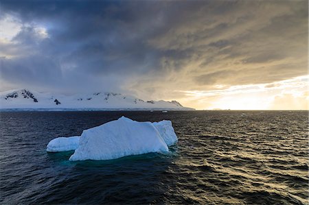 simsearch:6119-09161686,k - Blue iceberg at sunset, with interesting cloud formations, Gerlache Strait, Antarctic Peninsula, Antarctica, Polar Regions Photographie de stock - Premium Libres de Droits, Code: 6119-09161622