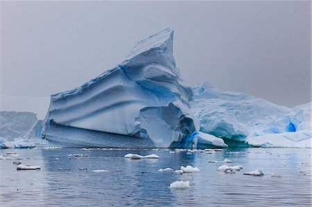 simsearch:6119-08797371,k - Blue icebergs in snowy weather, from sea level, Waterboat Point, Paradise Bay, Graham Land, Antarctic Peninsula, Antarctica, Polar Regions Photographie de stock - Premium Libres de Droits, Code: 6119-09161633