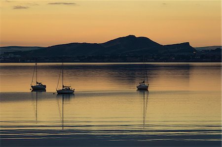 Sailboats at sunrise in Aberdour with Edinburgh in the background, Fife, Scotland, United Kingdom, Europe Photographie de stock - Premium Libres de Droits, Code: 6119-09161841