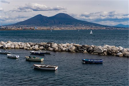 Day view of Mount Vesuvius, the active volcano, seen from the Gulf of Napoli with buildings ashore, Naples, Campania, Italy, Europe Fotografie stock - Premium Royalty-Free, Codice: 6119-09161804