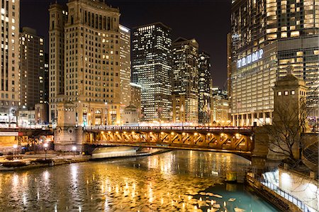 skyscraper perspective - Trump Tower and frozen Chicago River at night, Chicago, Illinois, United States of America, North America Foto de stock - Sin royalties Premium, Código: 6119-09161817