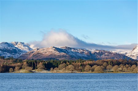 Looking towards the north end of Windermere near Ambleside, with rugged snow covered mountains including Helvellyn, Lake District National Park, UNESCO World Heritage Site, Cumbria, England, United Kingdom, Europe Foto de stock - Sin royalties Premium, Código: 6119-09161932