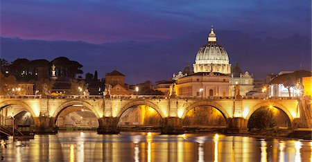 simsearch:841-08211816,k - View over Tiber River to Ponte Vittorio Emanuele II Bridge and St. Peter's Basilica, Rome, Lazio, Italy, Europe Photographie de stock - Premium Libres de Droits, Code: 6119-09169996