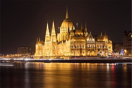 simsearch:6119-09170212,k - Parliament Building and River Danube at night, Budapest, Hungary, Europe Foto de stock - Sin royalties Premium, Código: 6119-09170057