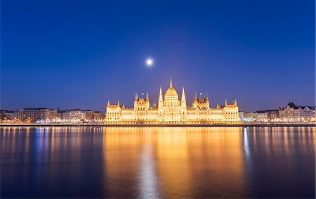 Parliament Building and River Danube at dusk, Budapest, Hungary, Europe Stock Photo - Premium Royalty-Free, Code: 6119-09170056