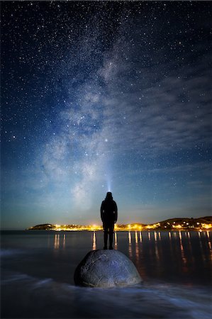 Star gazing at Moeraki Boulders, Milky Way, Koekohe Beach, Moeraki Peninsula, Otago, South Island, New Zealand, Pacific Photographie de stock - Premium Libres de Droits, Code: 6119-09170141