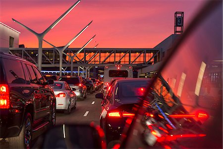 simsearch:841-08729467,k - Traffic going into Los Angeles airport under a vibrant orange and pink sunset, California, United States of America, North America Photographie de stock - Premium Libres de Droits, Code: 6119-09170174