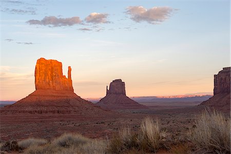The giant sandstone buttes glowing pink at sunset in Monument Valley Navajo Tribal Park on the Arizona-Utah border, United States of America, North America Foto de stock - Sin royalties Premium, Código: 6119-09170176