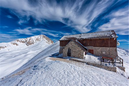 Corno Grande peak and Duca degli Abruzzi mountain hut in winter, Gran Sasso e Monti della Laga, Abruzzo, Apennines, Italy, Europe Photographie de stock - Premium Libres de Droits, Code: 6119-09170194