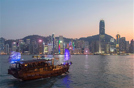 simsearch:6119-08278587,k - Junk boat in Victoria Harbour at dusk, Hong Kong Island, Hong Kong, China, Asia Foto de stock - Sin royalties Premium, Código: 6119-09170279