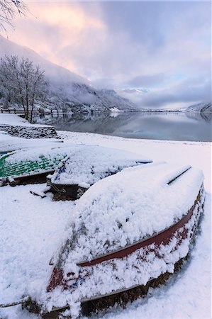 simsearch:6119-09074190,k - Boats covered by snow at Poschiavo Lake (Lago di Poschiavo), Poschiavo Valley (Val Poschiavo), Graubunden, Switzerland, Europe Foto de stock - Royalty Free Premium, Número: 6119-09170206