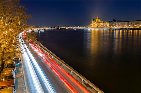 simsearch:640-06050699,k - Trail lights along River Danube and Hungarian Parliament Building at night, Budapest, Hungary, Europe Foto de stock - Sin royalties Premium, Código: 6119-09170312