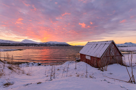 sea sunset - Wood hut by the sea at sunset, Troms, Norway, Scandinavia, Europe Foto de stock - Sin royalties Premium, Código: 6119-09182460