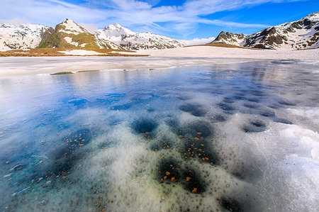 simsearch:6119-09182475,k - Ice melting at Lake Andossi during spring thaw, Chiavenna Valley, Spluga Valley, Sondrio province, Valtellina, Lombardy, Italy, Europe Foto de stock - Royalty Free Premium, Número: 6119-09182479