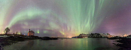 furta-cor - Panoramic of Northern Lights (Aurora borealis) on Gimsoy, Gimsoyand, Vagan municipality, Lofoten Islands, Nordland, Norway, Europe Foto de stock - Royalty Free Premium, Número: 6119-09182541