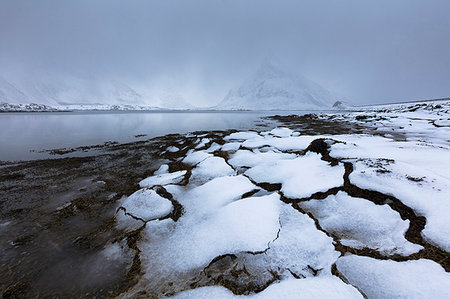 fredvang - Mist on the snowy peak of Volanstinden, Fredvang, Lofoten Islands, Nordland, Norway, Europe Fotografie stock - Premium Royalty-Free, Codice: 6119-09182528
