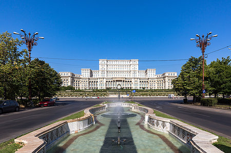 simsearch:6119-09182693,k - Bucharest's huge Palace of Parliament (Palatul Parlamentului) on a clear sunny day, Bucharest, Romania, Europe Foto de stock - Sin royalties Premium, Código: 6119-09182687
