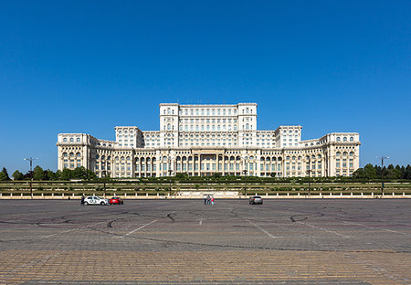 simsearch:6119-09182693,k - Bucharest's huge Palace of Parliament (Palatul Parlamentului) on a clear sunny day, Bucharest, Romania, Europe Foto de stock - Sin royalties Premium, Código: 6119-09182686