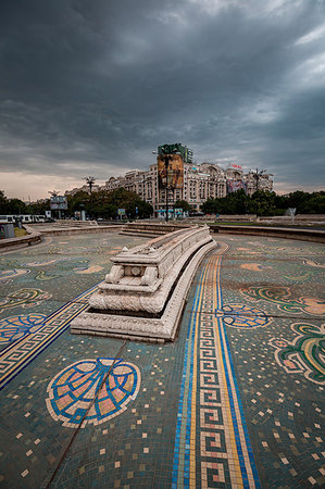 An empty fountain and impending storm in Bucharest, Romania, Europe Foto de stock - Sin royalties Premium, Código: 6119-09182690