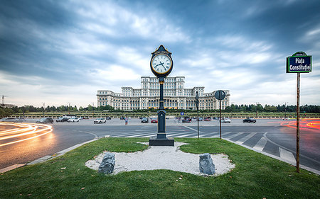 simsearch:6119-09182693,k - Car light trails at blue hour in front of the huge Palace of Parliament (Palatul Parlamentului), Bucharest, Romania, Europe Foto de stock - Sin royalties Premium, Código: 6119-09182691