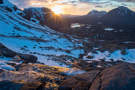 simsearch:6119-09134803,k - Hiking in the Scottish Highlands in Torridon along The Cape Wrath Trail near Loch Coire Mhic Fhearchair, Highlands, Scotland, United Kingdom, Europe Photographie de stock - Premium Libres de Droits, Code: 6119-09182608