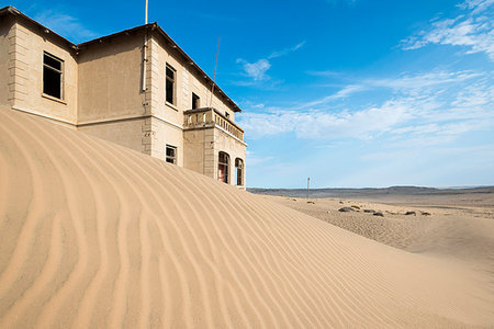 A building in the abandoned diamond mining ghost town of Kolmanskop, Namibia, Africa Photographie de stock - Premium Libres de Droits, Code: 6119-09182614