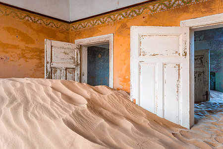 The interior of a building in the abandoned diamond mining ghost town of Kolmanskop, Namibia, Africa Photographie de stock - Premium Libres de Droits, Code: 6119-09182615