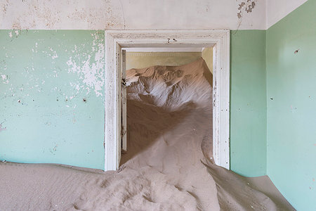 derelict - The interior of a building in the abandoned diamond mining ghost town of Kolmanskop, Namibia, Africa Foto de stock - Sin royalties Premium, Código: 6119-09182616