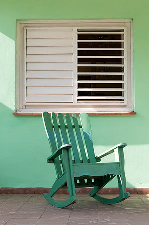Green rocking chair on veranda, UNESCO World Heritage Site, Vinales, Pinar del Rio, Cuba, West Indies, Caribbean, Central America Foto de stock - Sin royalties Premium, Código: 6119-09182779