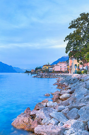 simsearch:6119-09182475,k - Soft lights at dusk at the village of Macugnano, Brenzone sul Garda, Lake Garda, Verona Province, Veneto, Italian Lakes, Italy, Europe Foto de stock - Royalty Free Premium, Número: 6119-09182719