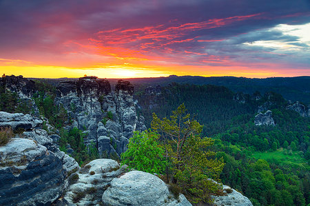 sonnenaufgang - Bastei lookout point at sunrise, Saxon Switzerland National Park, Saxony, Germany, Europe Photographie de stock - Premium Libres de Droits, Code: 6119-09182859