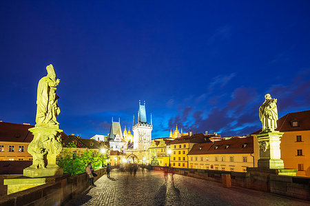 simsearch:6119-09182965,k - The 14th century Charles Bridge, Prague Castle and St. Vitus Cathedral, Prague, UNESCO World Heritage Site, Bohemia, Czech Republic, Europe Foto de stock - Sin royalties Premium, Código: 6119-09182882