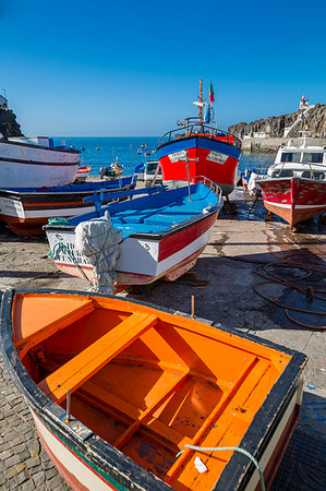 simsearch:6119-09182970,k - Colourful fishing boats in harbour in Camara de Lobos, Madeira, Portugal, Atlantic, Europe Photographie de stock - Premium Libres de Droits, Code: 6119-09182968