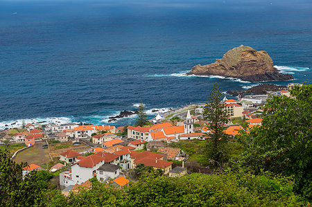 View of seaside town from elevated position, Porto Moniz, Madeira, Portugal, Atlantic, Europe Photographie de stock - Premium Libres de Droits, Code: 6119-09182973