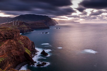 regiao autonoma da madeira - Rocky coast at the Ponta da Sao Lourenco and spring flowers at sunset, Eastern tip of the island, Madeira, Portugal, Atlantic, Europe Foto de stock - Sin royalties Premium, Código: 6119-09182989