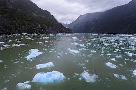 Heavy ice near face of South Sawyer Glacier, misty conditions, mountain backdrop, Tracy Arm Fjord, Alaska, United States of America, North America Photographie de stock - Premium Libres de Droits, Code: 6119-09101717