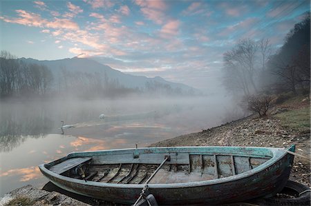 Wood boat on the shore of River Mera at sunrise, Sorico, Como province, Lower Valtellina, Lombardy, Italy, Europe Stockbilder - Premium RF Lizenzfrei, Bildnummer: 6119-09101727