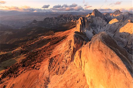 simsearch:6119-09214296,k - Aerial view of Roda Di Vael at sunset, Catinaccio Group (Rosengarten), Dolomites, South Tyrol, Italy, Europe Photographie de stock - Premium Libres de Droits, Code: 6119-09101739