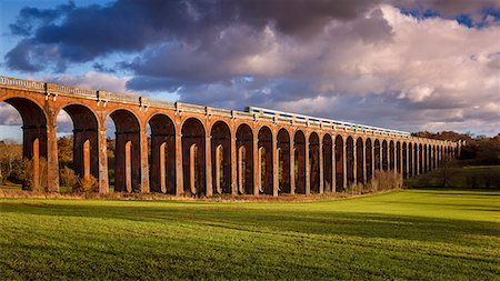 simsearch:400-04718759,k - The Ouse Valley Viaduct (Balcombe Viaduct) over the River Ouse in Sussex, England, United Kingdom, Europe Fotografie stock - Premium Royalty-Free, Codice: 6119-09126966