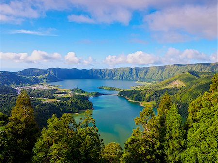 Lagoa das Sete Cidades, elevated view, Sao Miguel Island, Azores, Portugal, Atlantic, Europe Foto de stock - Sin royalties Premium, Código: 6119-09126992