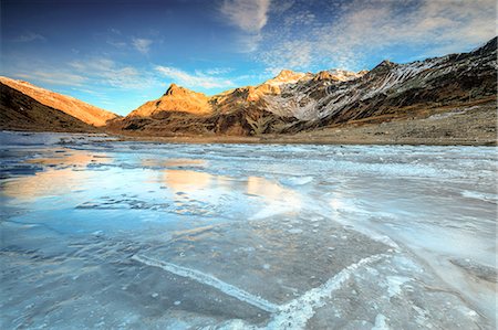 Frozen lake Montespluga at dawn, Chiavenna Valley, Sondrio province, Valtellina, Lombardy, Italy, Europe Stock Photo - Premium Royalty-Free, Code: 6119-09126932