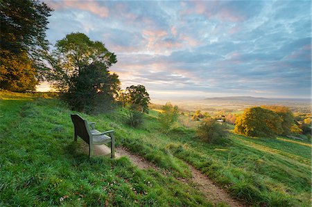 Cotswold Way path and bench with views to the Malvern Hills at sunset, Ford, Cotswolds, Gloucestershire, England, United Kingdom, Europe Foto de stock - Sin royalties Premium, Código: 6119-09127158