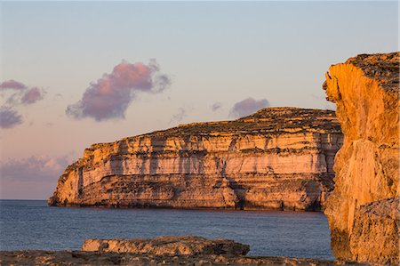 simsearch:400-08695427,k - Dwejra Bay on the rugged Gozo coast in evening light, site of the fallen Azure Window, Gozo, Malta, Mediterranean, Europe Foto de stock - Sin royalties Premium, Código: 6119-09127124