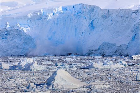 Ice avalanche, glacial calving into iceberg filled Neko Harbour, early morning sun, Graham Land, Antarctic Continent, Antarctica, Polar Regions Foto de stock - Sin royalties Premium, Código: 6119-09134746