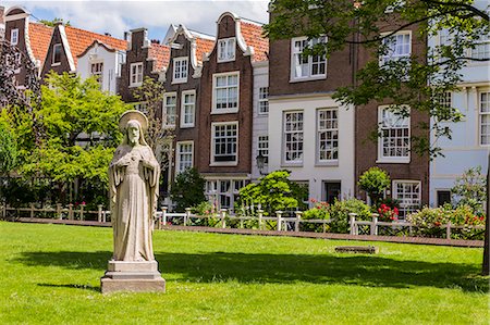 The Begijnhof, one of the oldest inner courts in Amsterdam, Amsterdam, Netherlands, Europe Foto de stock - Sin royalties Premium, Código: 6119-09134794