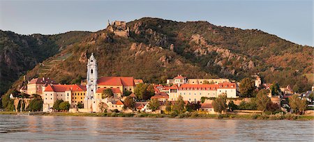 View over Danube River to Collegiate church and castle ruins, Durnstein, Wachau, Lower Austria, Austria, Europe Photographie de stock - Premium Libres de Droits, Code: 6119-09134730