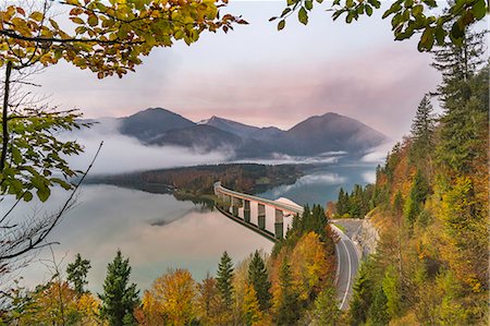 simsearch:6119-09074154,k - Sylvenstein Lake and bridge surrounded by the morning mist at dawn, Bad Tolz-Wolfratshausen district, Bavaria, Germany, Europe Foto de stock - Sin royalties Premium, Código: 6119-09134831